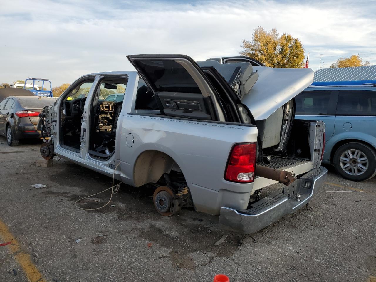Image 2 of 2019 RAM 1500 CLASSIC SLT 2019 with VIN 1C6RR7LT4KS550151