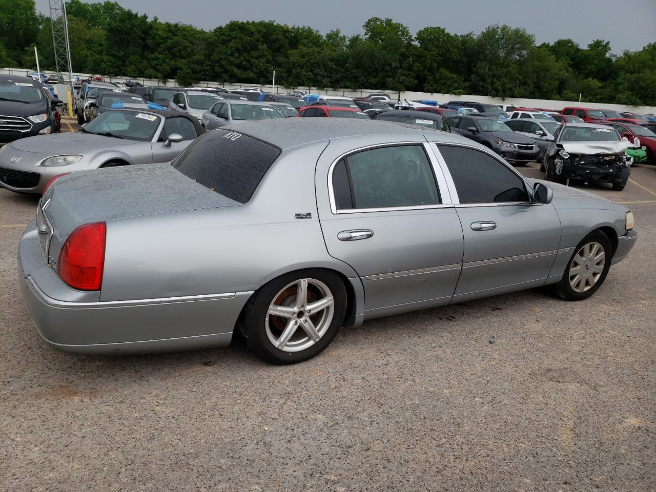 Image 3 of 2006 LINCOLN TOWN CAR SIGNATURE LIMITED 2006 with VIN 1LNHM82V56Y647711