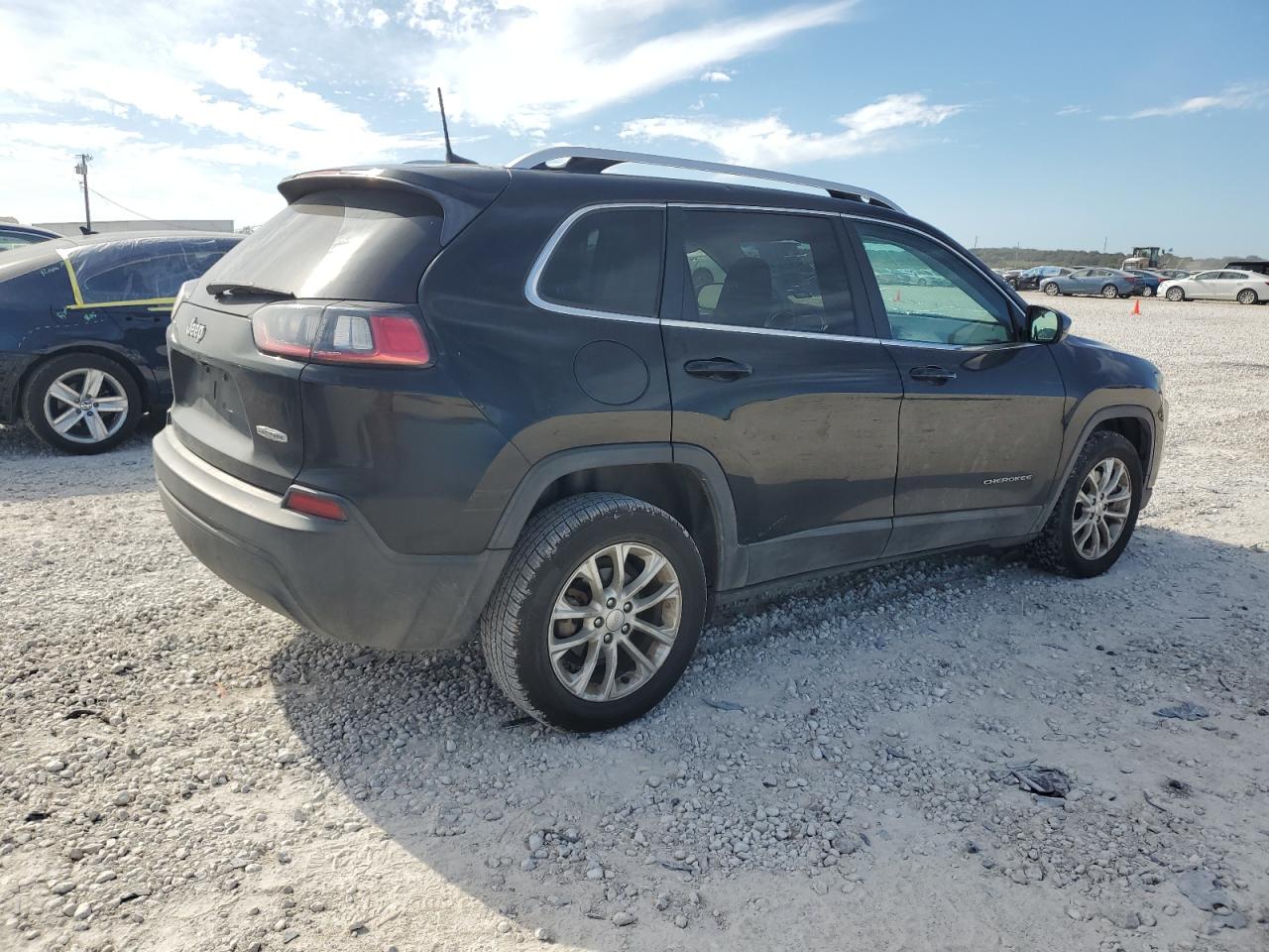 Image 3 of 2019 JEEP CHEROKEE LATITUDE 2019 with VIN 1C4PJLCBXKD373519