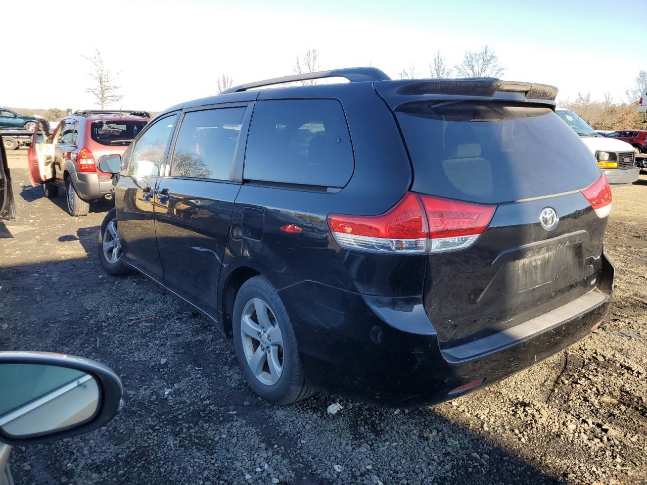 Image 2 of 2011 TOYOTA SIENNA LE 2011 with VIN 5TDKK3DC3BS010353
