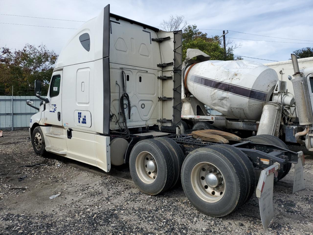 Image 3 of 2018 FREIGHTLINER CASCADIA 126 2018 with VIN 3AKJHHDR6JSJN8702