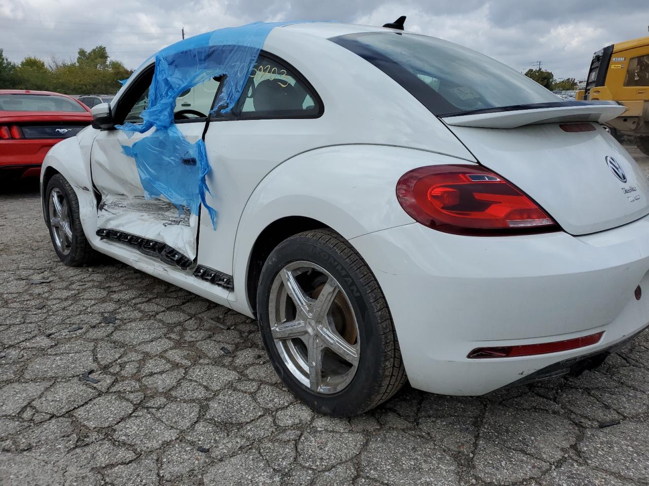 Изображение 2 2017 VOLKSWAGEN BEETLE 1.8T 2017 с VIN 3VWF17AT0HM624752