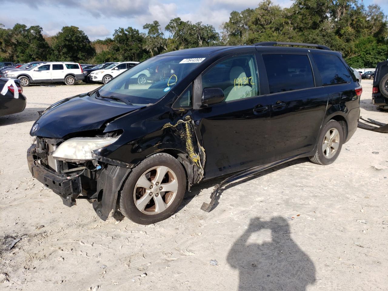 Obraz 1 z 2015 TOYOTA SIENNA LE 2015 z VIN 5TDKK3DC7FS582094