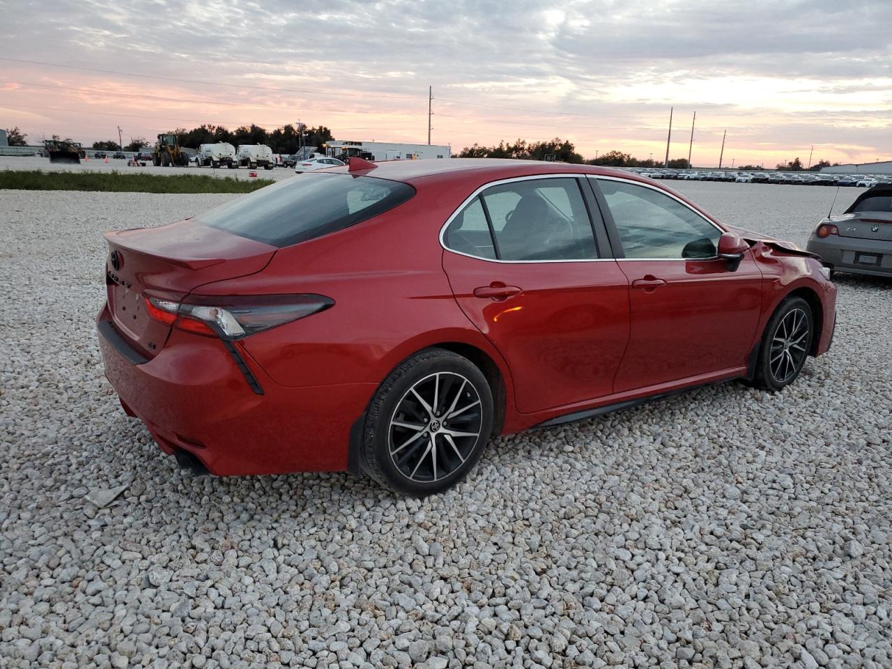 Obraz 3 z 2022 TOYOTA CAMRY SE 2022 z VIN 4T1G11AK2NU065252