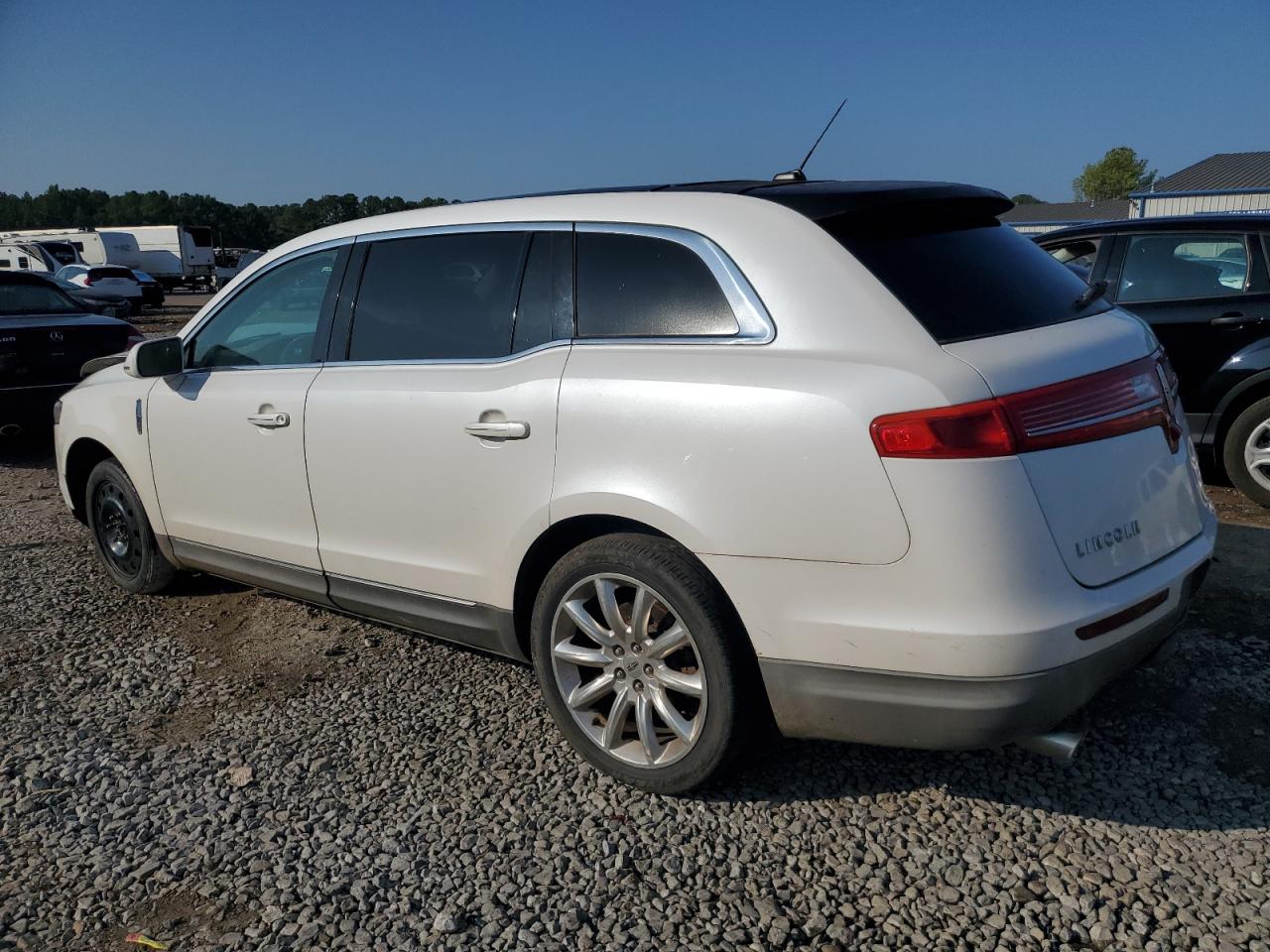 Изображение 2 2010 LINCOLN MKT  2010 с VIN 2LMHJ5FR5ABJ03532