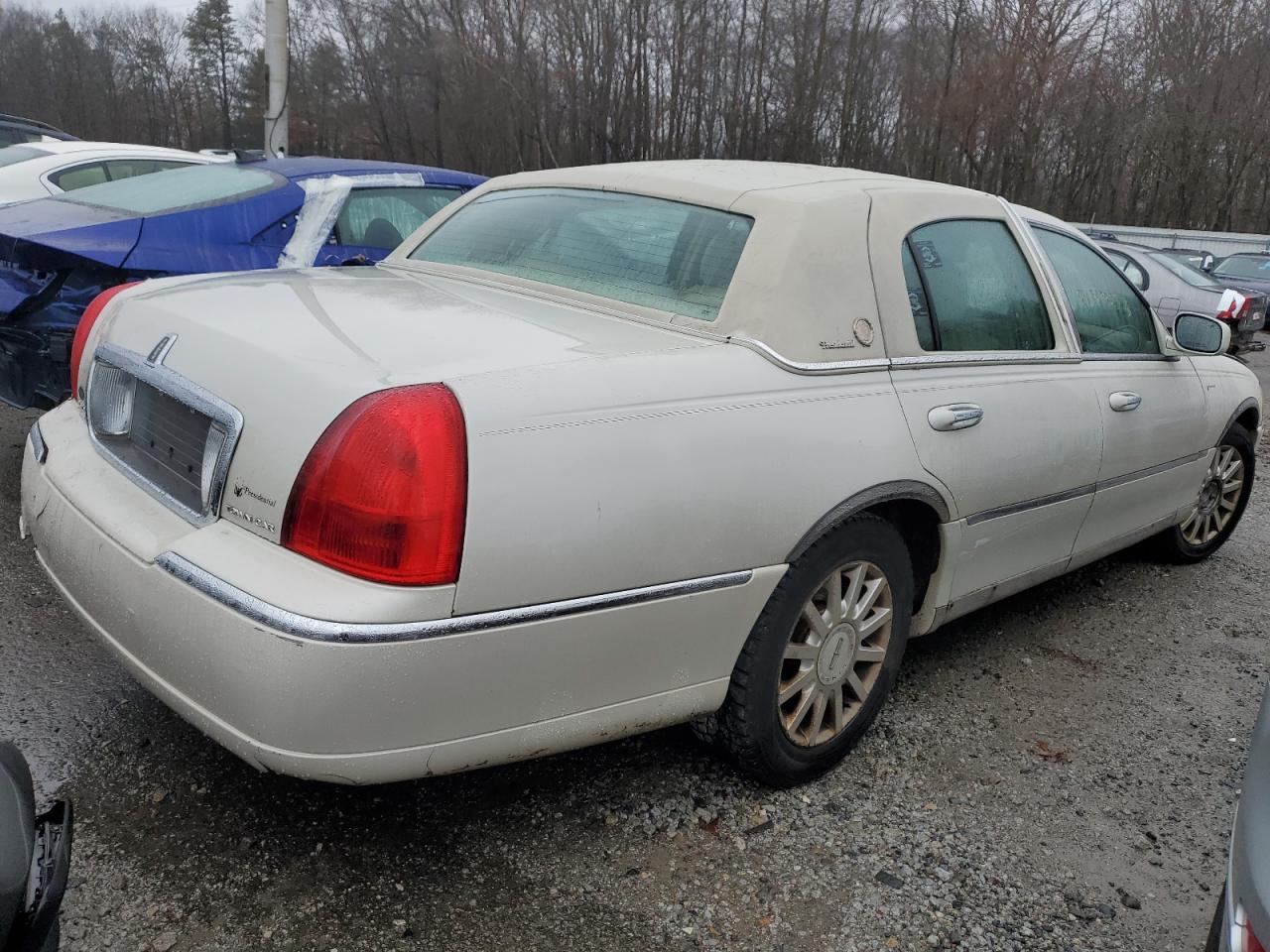 Obraz 3 z 2007 LINCOLN TOWN CAR SIGNATURE 2007 z VIN 1LNHM81VX7Y600127