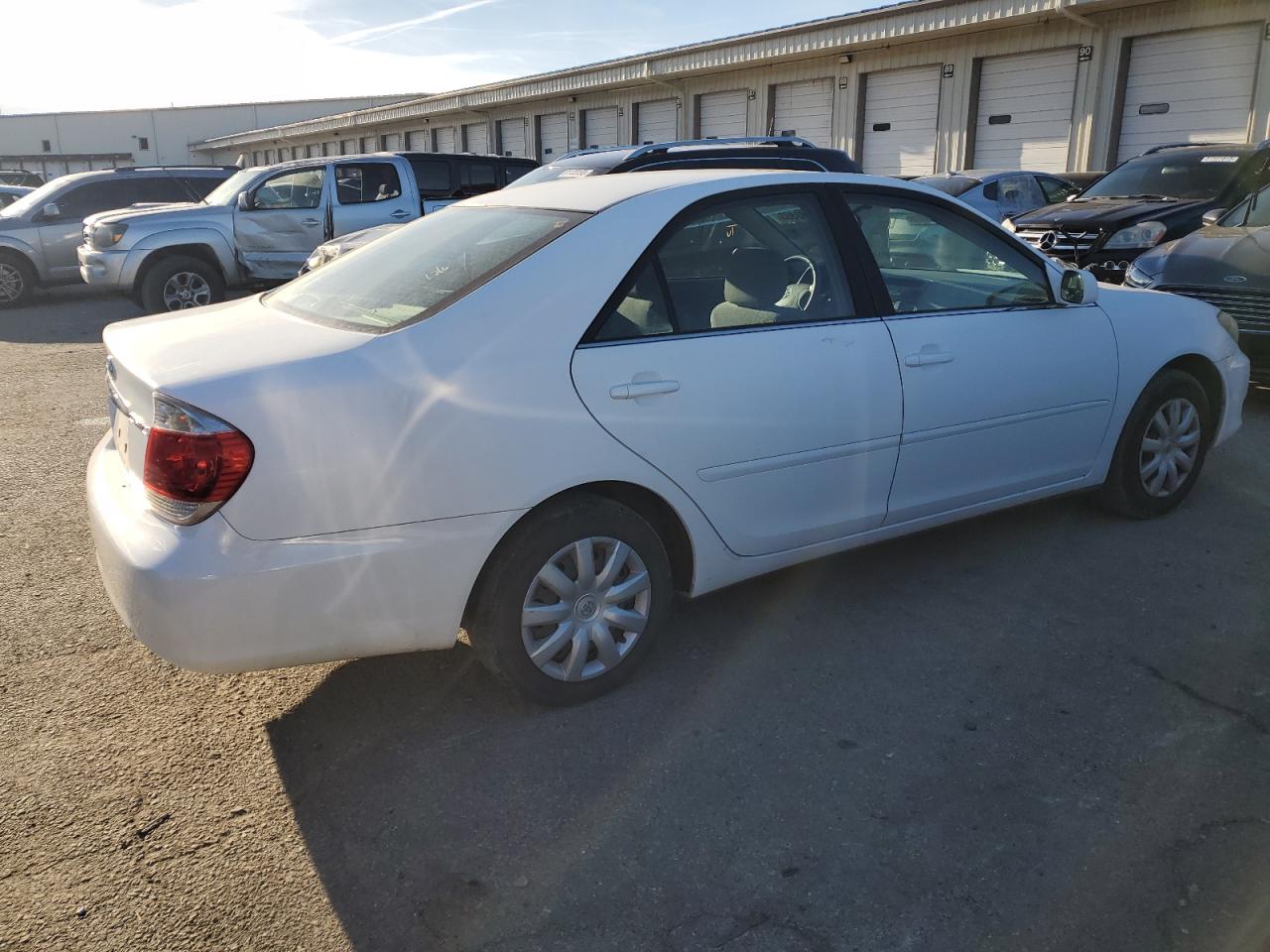 Obraz 3 z 2005 TOYOTA CAMRY LE 2005 z VIN JTDBE32K853001669