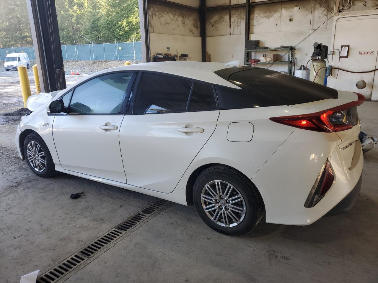 Изображение 2 2019 TOYOTA PRIUS PRIME  2019 с VIN JTDKARFP5K3106153