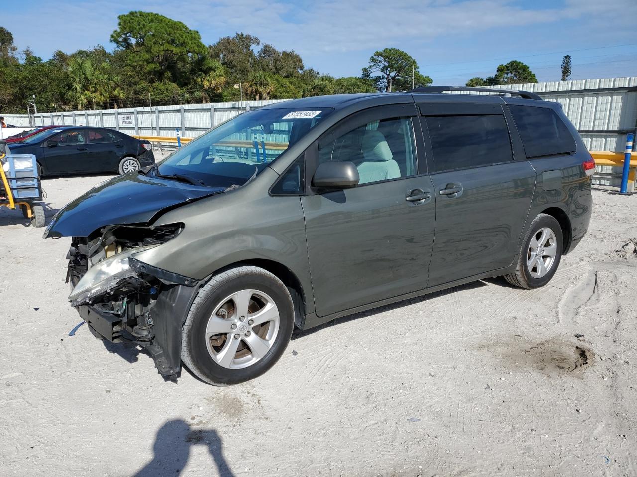 2013 TOYOTA SIENNA LE 2013 image