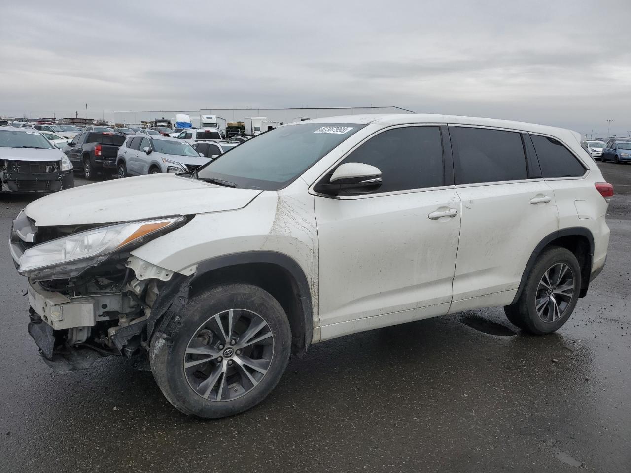 Image 1 of 2018 TOYOTA HIGHLANDER LE 2018 with VIN 5TDBZRFH9JS880484