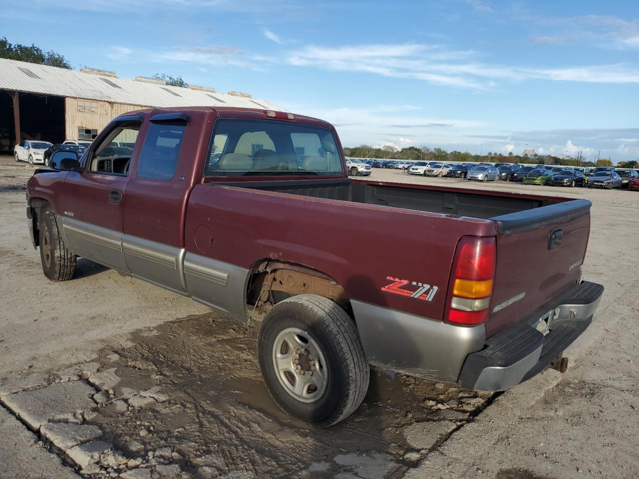 Image 2 of 2000 CHEVROLET SILVERADO K1500 2000 with VIN 1GCEK19T7YE137681