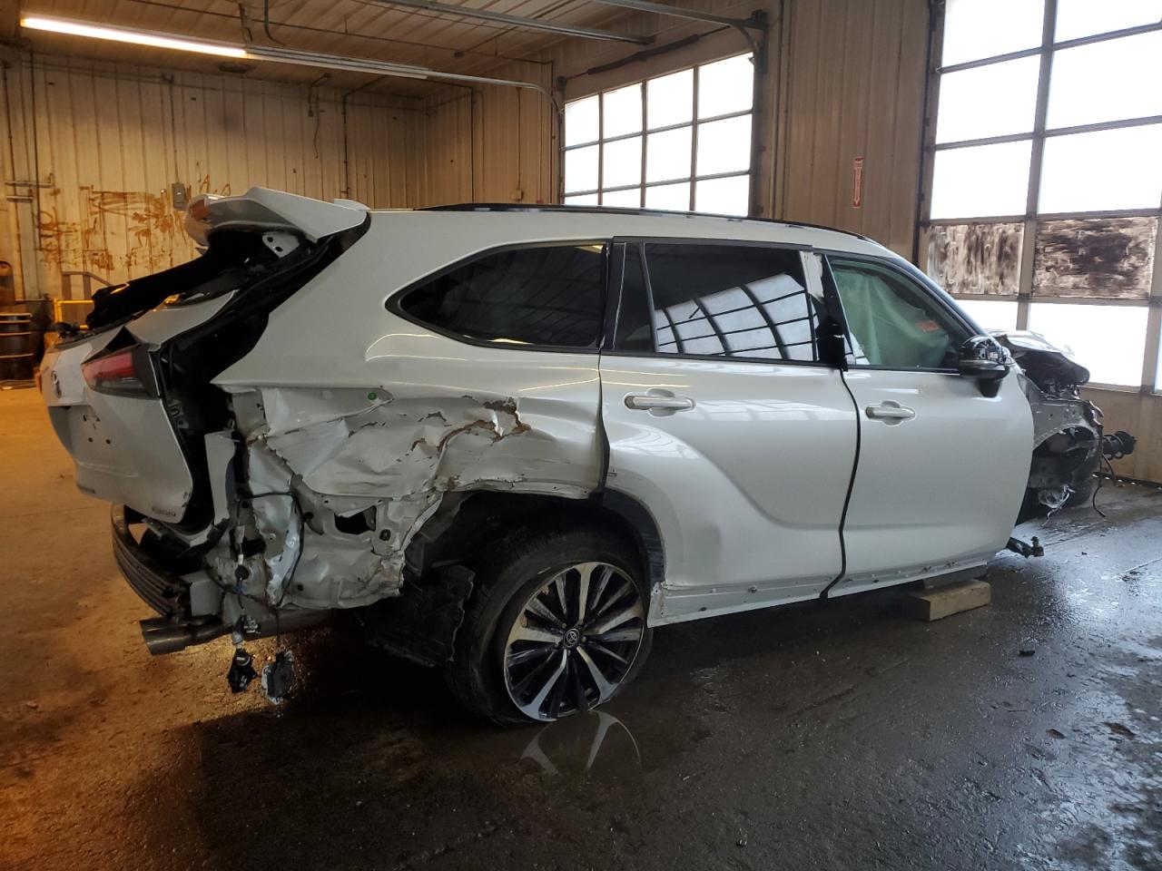 Image 3 of 2022 TOYOTA HIGHLANDER XSE 2022 with VIN 5TDLZRBH1NS216292