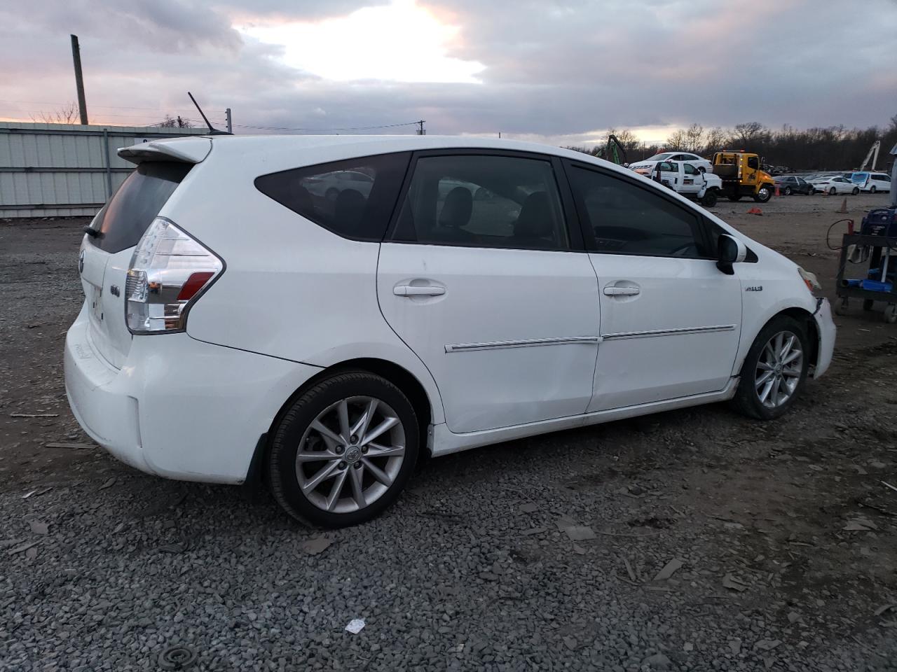 Изображение 3 2012 TOYOTA PRIUS V  2012 с VIN JTDZN3EU5C3025291