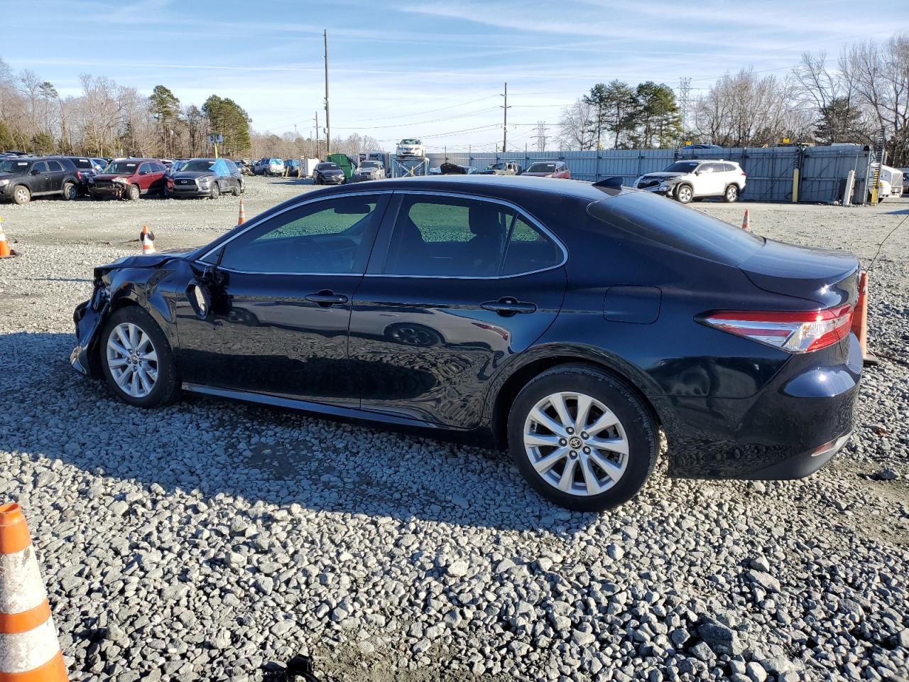 Obraz 2 z 2020 TOYOTA CAMRY LE 2020 z VIN 4T1C11AK0LU997753