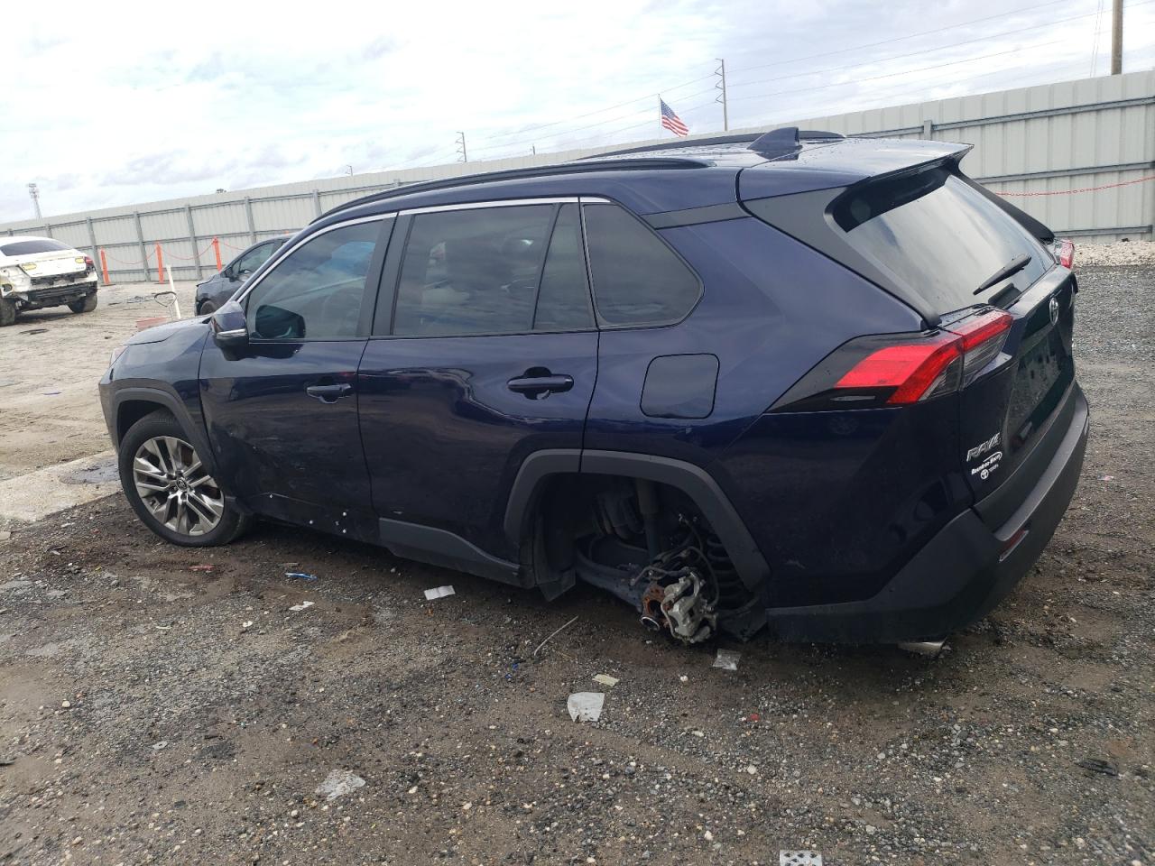 Obraz 2 z 2021 TOYOTA RAV4 XLE PREMIUM 2021 z VIN 2T3C1RFV5MW164122