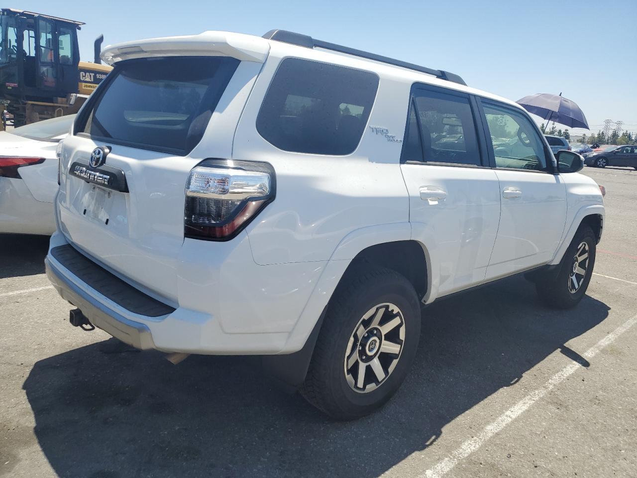 Изображение 3 2023 TOYOTA 4RUNNER SE 2023 с VIN JTEPU5JRXP6102633