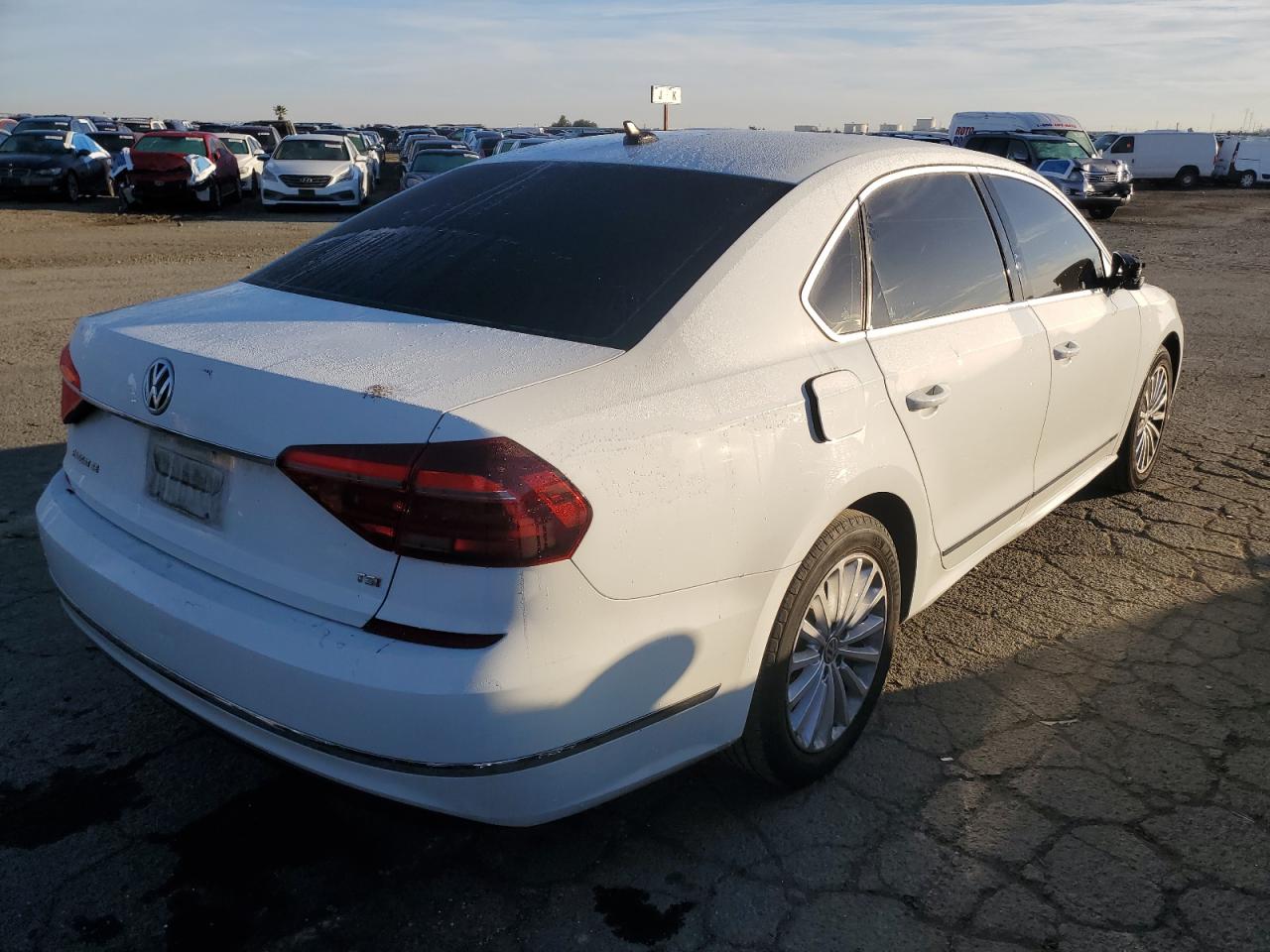 Obraz 3 z 2017 VOLKSWAGEN PASSAT SE 2017 z VIN 1VWBT7A35HC036419