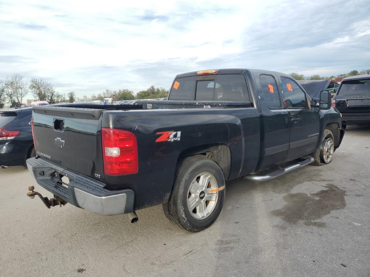 Image 3 of 2007 CHEVROLET SILVERADO K1500 2007 with VIN 1GCEK19J57Z512960
