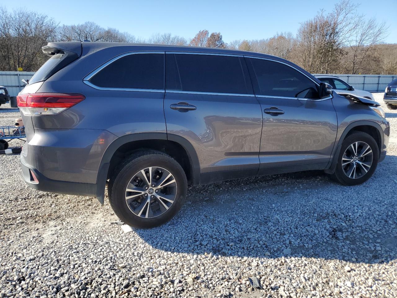 Obraz 3 z 2019 TOYOTA HIGHLANDER LE 2019 z VIN 5TDZZRFH5KS316685