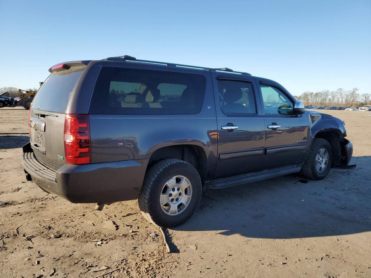 Image 3 of 2011 CHEVROLET SUBURBAN K1500 LT 2011 with VIN 1GNSKJE37BR170647