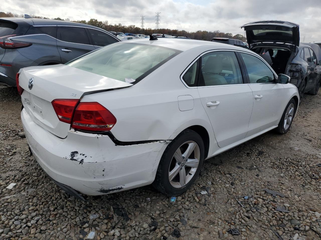 Изображение 3 2013 VOLKSWAGEN PASSAT SE 2013 с VIN 1VWBP7A34DC121802