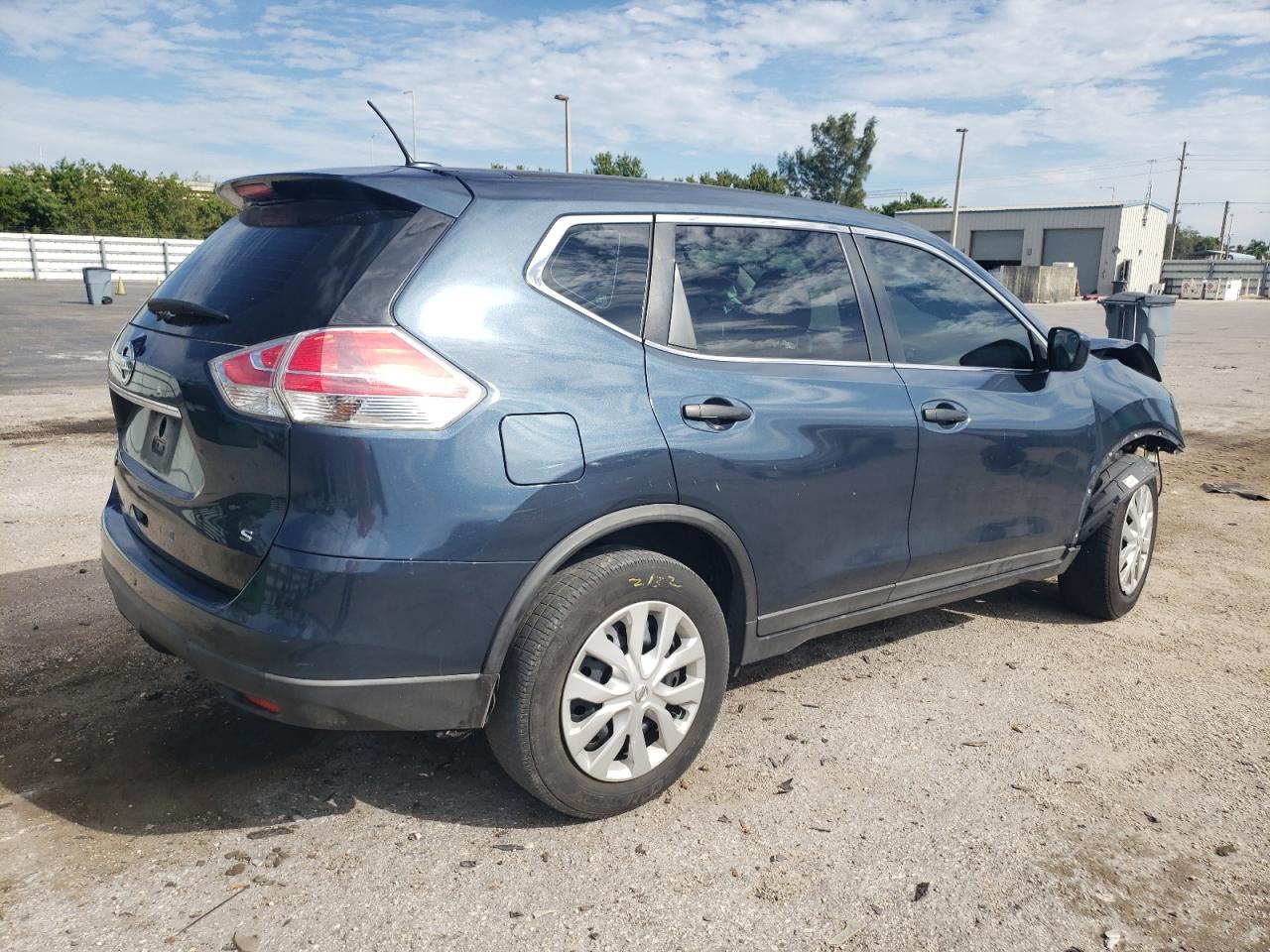 Image 3 of 2016 NISSAN ROGUE S 2016 with VIN KNMAT2MT2GP692226