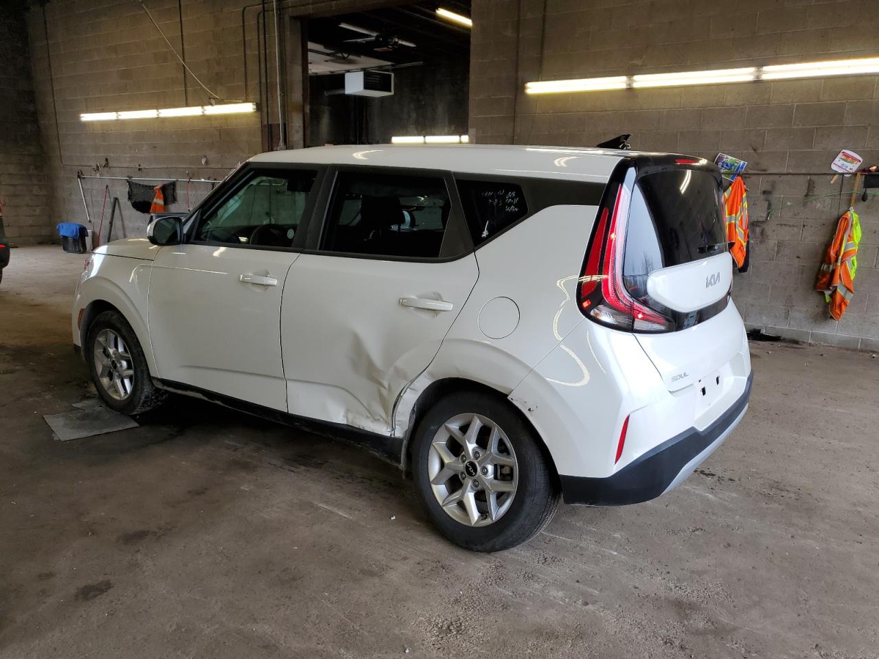 Изображение 2 2023 KIA SOUL LX 2023 с VIN KNDJ23AU7P7869620