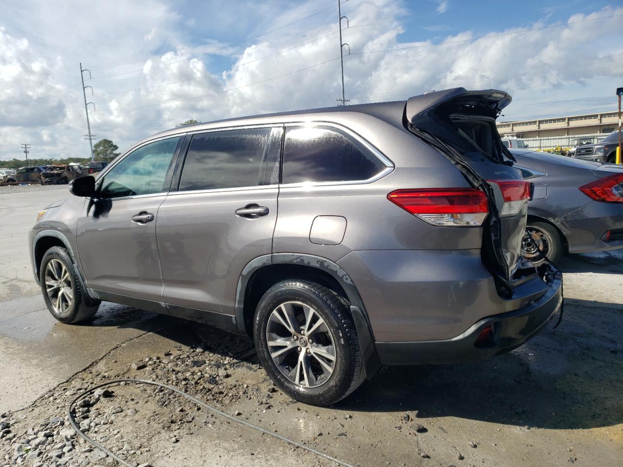 Image 2 of 2019 TOYOTA HIGHLANDER LE 2019 with VIN 5TDBZRFHXKS975010