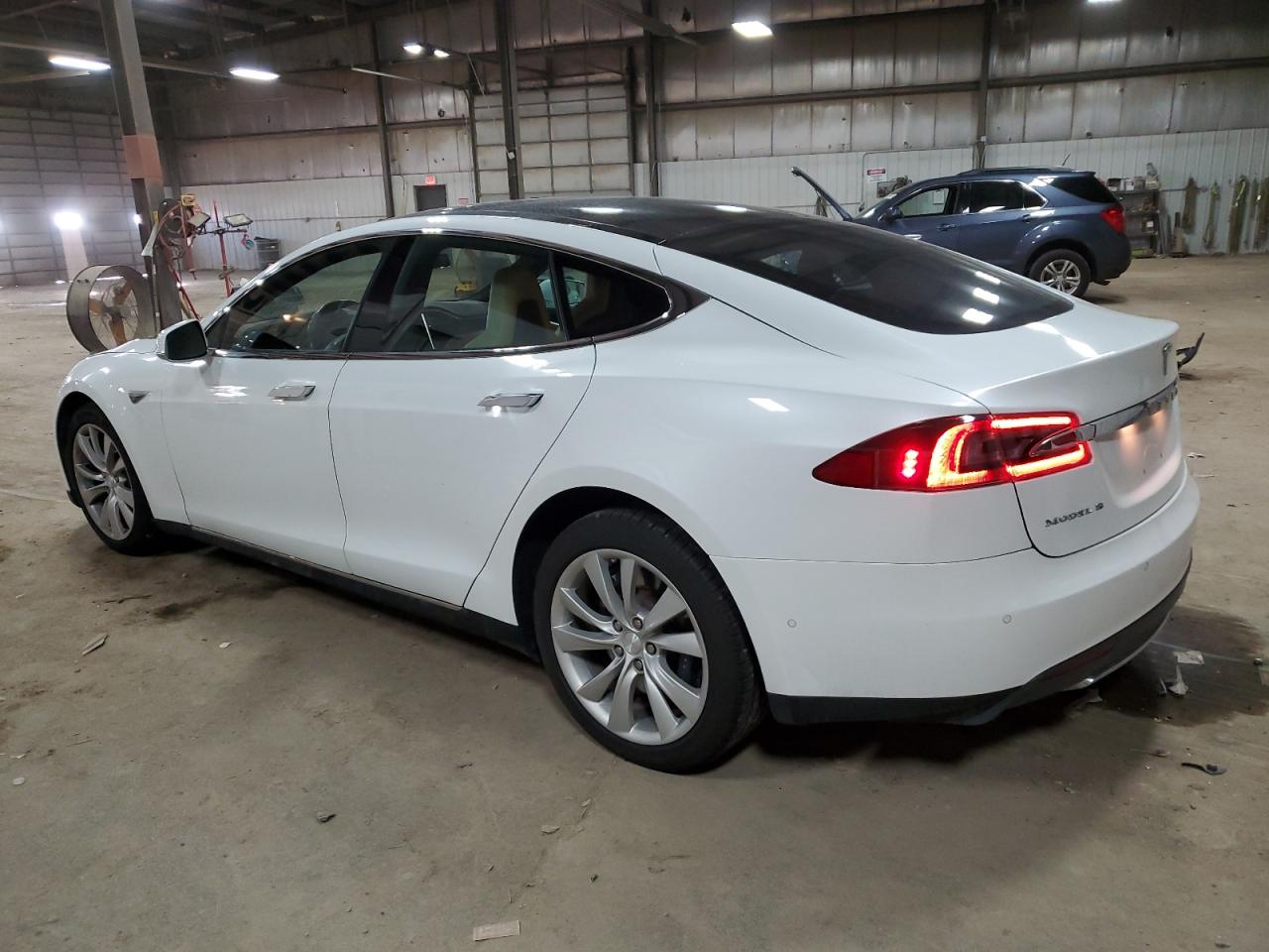 Obraz 2 z 2015 TESLA MODEL S 85D 2015 z VIN 5YJSA1H27FF092798