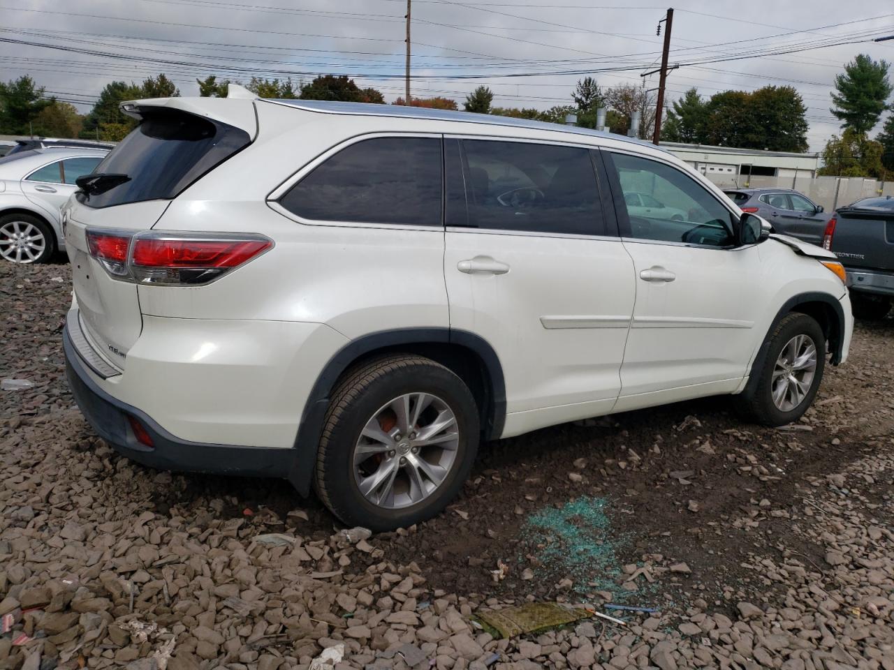 Изображение 3 2015 TOYOTA HIGHLANDER XLE 2015 с VIN 5TDJKRFH5FS211992