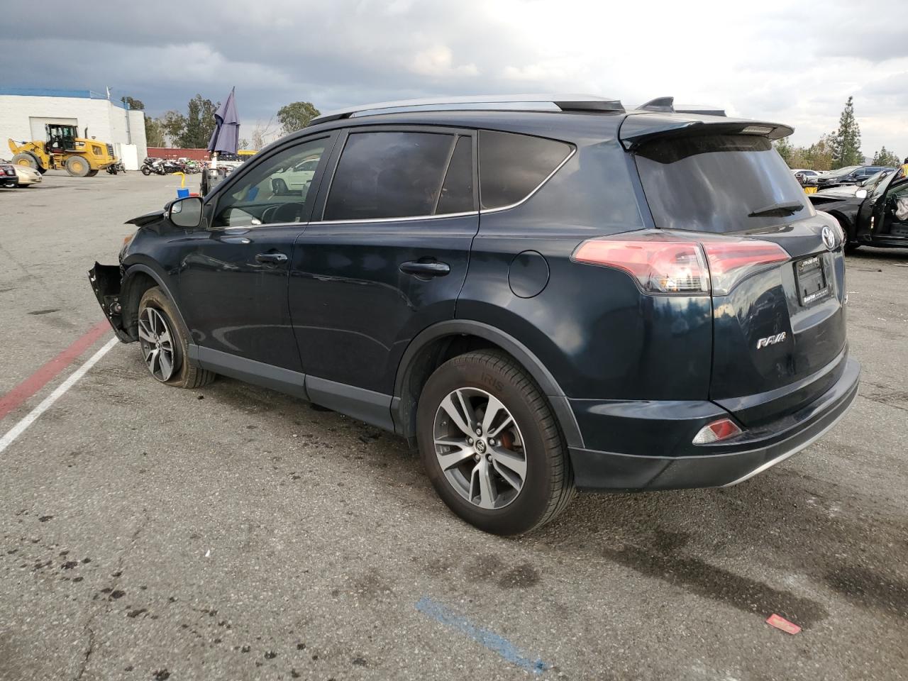 Obraz 2 z 2017 TOYOTA RAV4 XLE 2017 z VIN JTMWFREV8HJ106493
