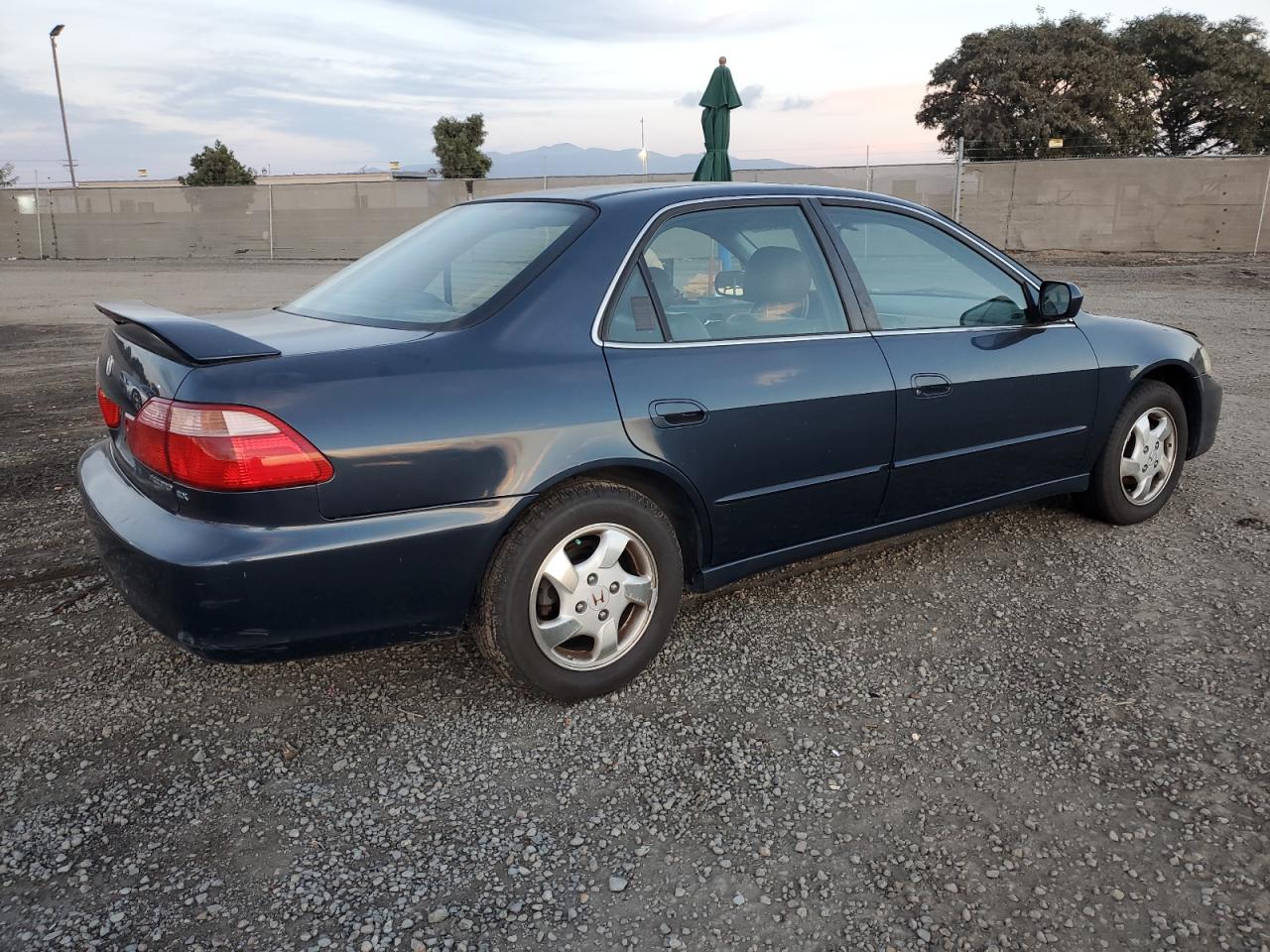 Image 3 of 2000 HONDA ACCORD EX 2000 with VIN JHMCG6602YC034470