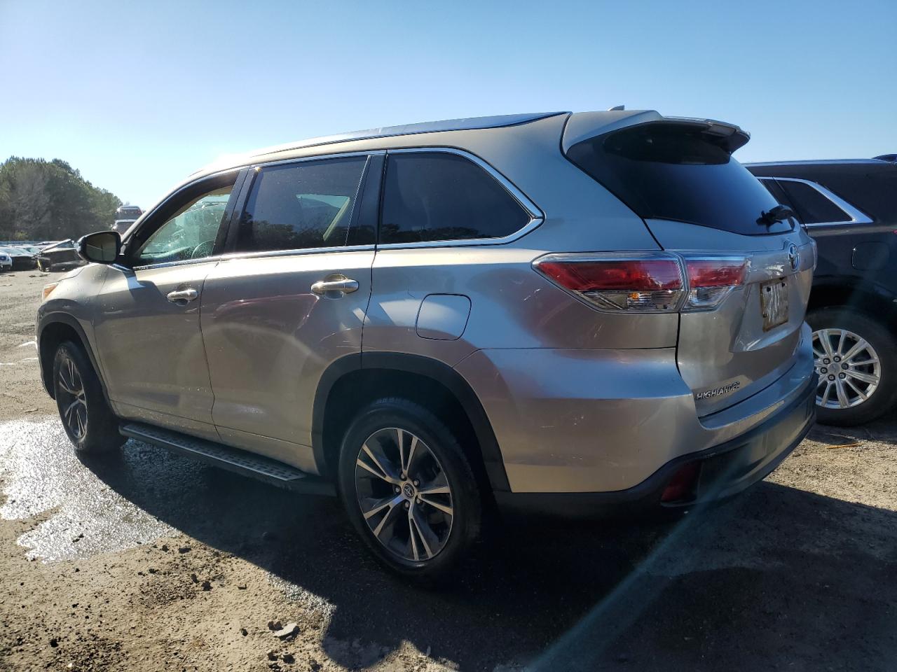 Image 2 of 2016 TOYOTA HIGHLANDER XLE 2016 with VIN 5TDKKRFH8GS126652