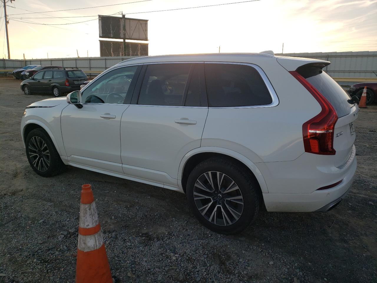Obraz 2 z 2021 VOLVO XC90 T5 MOMENTUM 2021 z VIN YV4102PK7M1770331