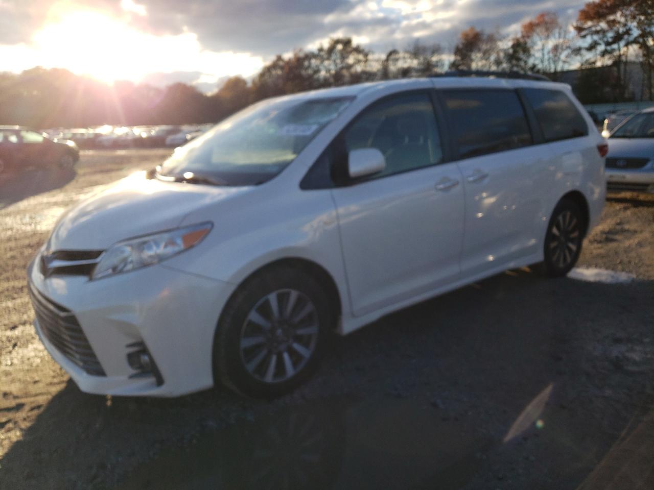Изображение 1 2018 TOYOTA SIENNA XLE 2018 с VIN 5TDDZ3DC7JS208369