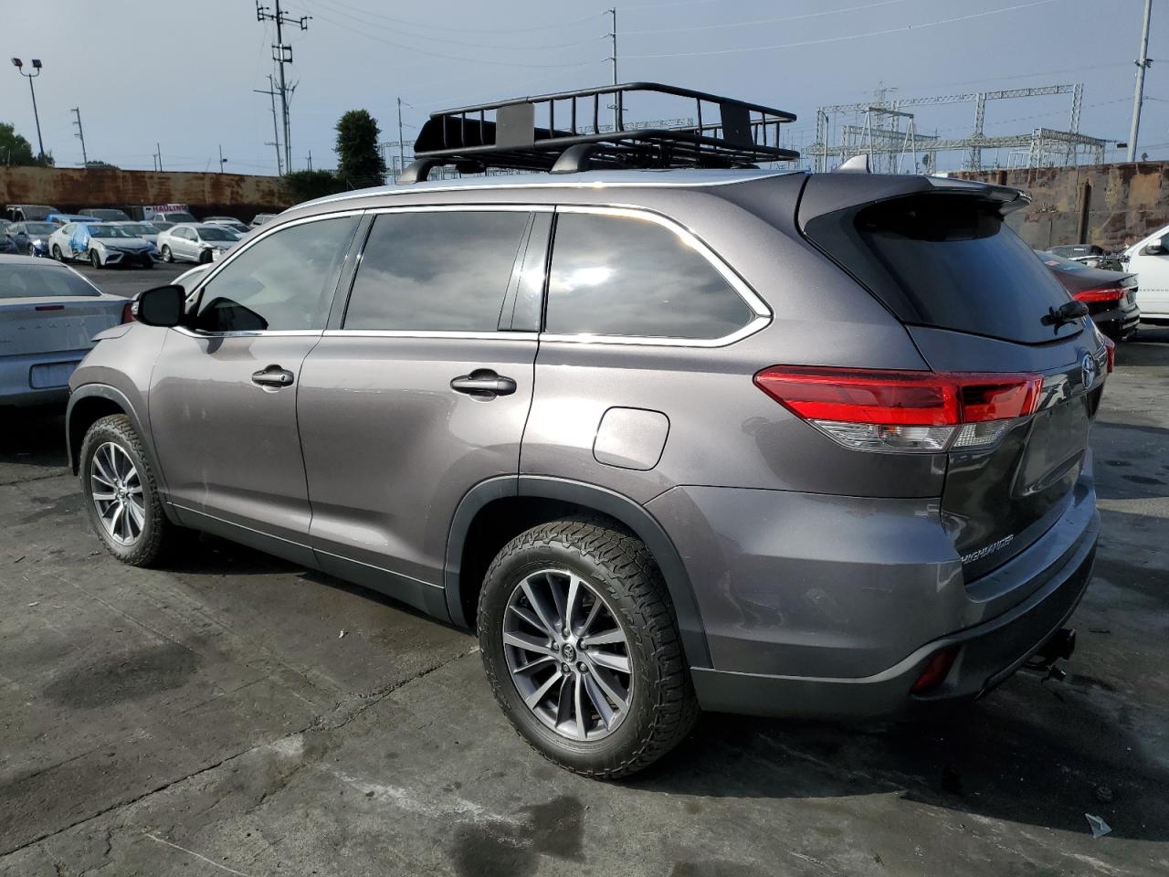 Image 2 of 2019 TOYOTA HIGHLANDER SE 2019 with VIN 5TDKZRFH4KS317120