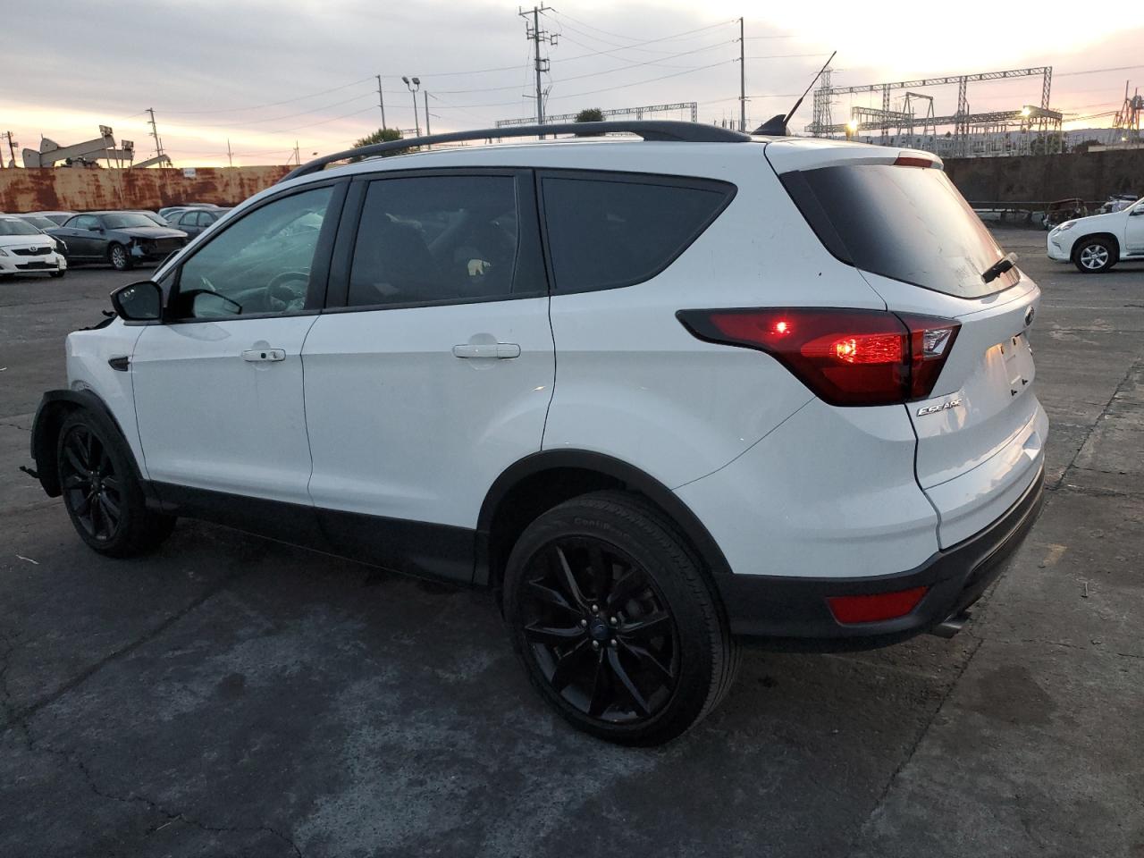 Image 2 of 2019 FORD ESCAPE SE 2019 with VIN 1FMCU0GD2KUA47371
