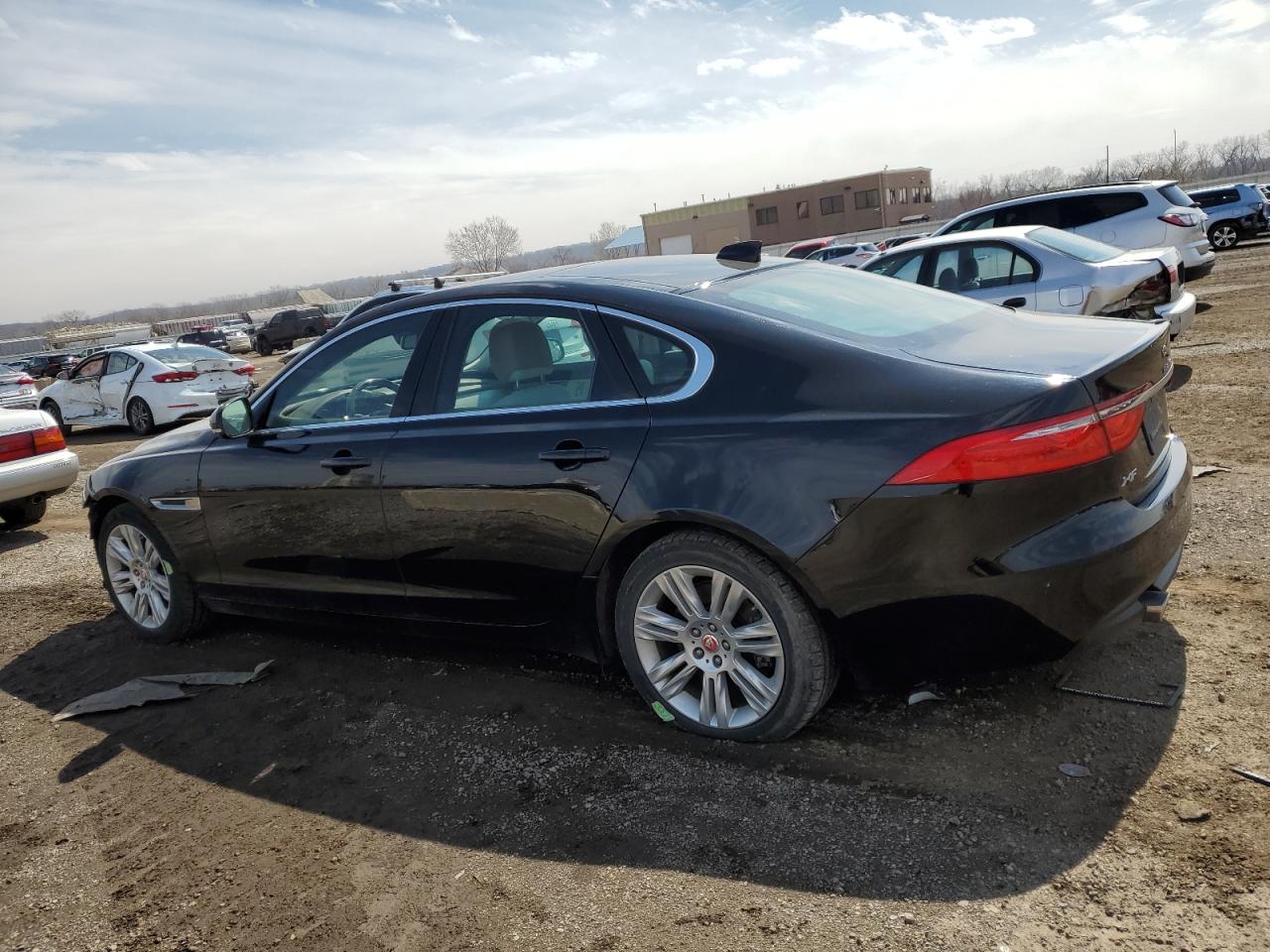 Obraz 2 z Jaguar Xf Premium 2016 z VIN SAJBD4BV9GCY19712