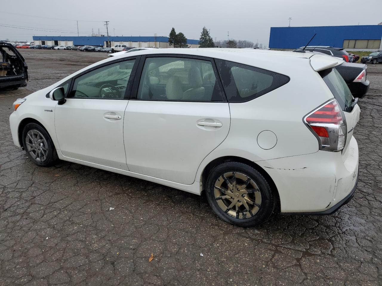 Image 2 of 2015 TOYOTA PRIUS V  2015 with VIN JTDZN3EU9FJ018487