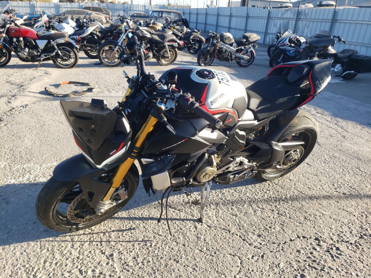 Изображение 2 2022 DUCATI STREETFIGHTER V4 2022 с VIN ZDMFAKNW9NB007741