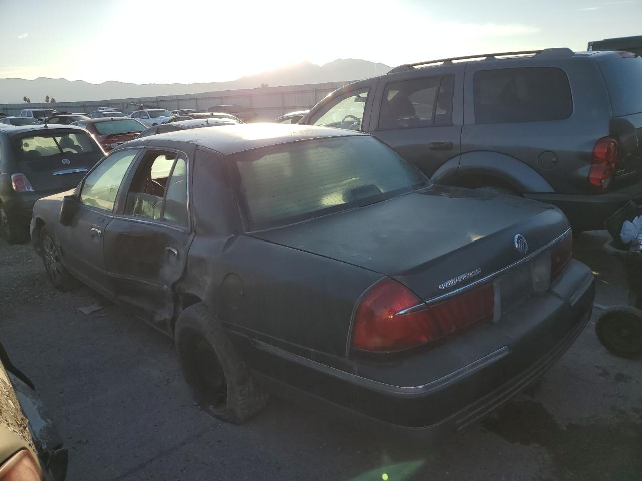 Изображение 2 2000 MERCURY GRAND MARQUIS GS 2000 с VIN 2MEFM74W3YX656145