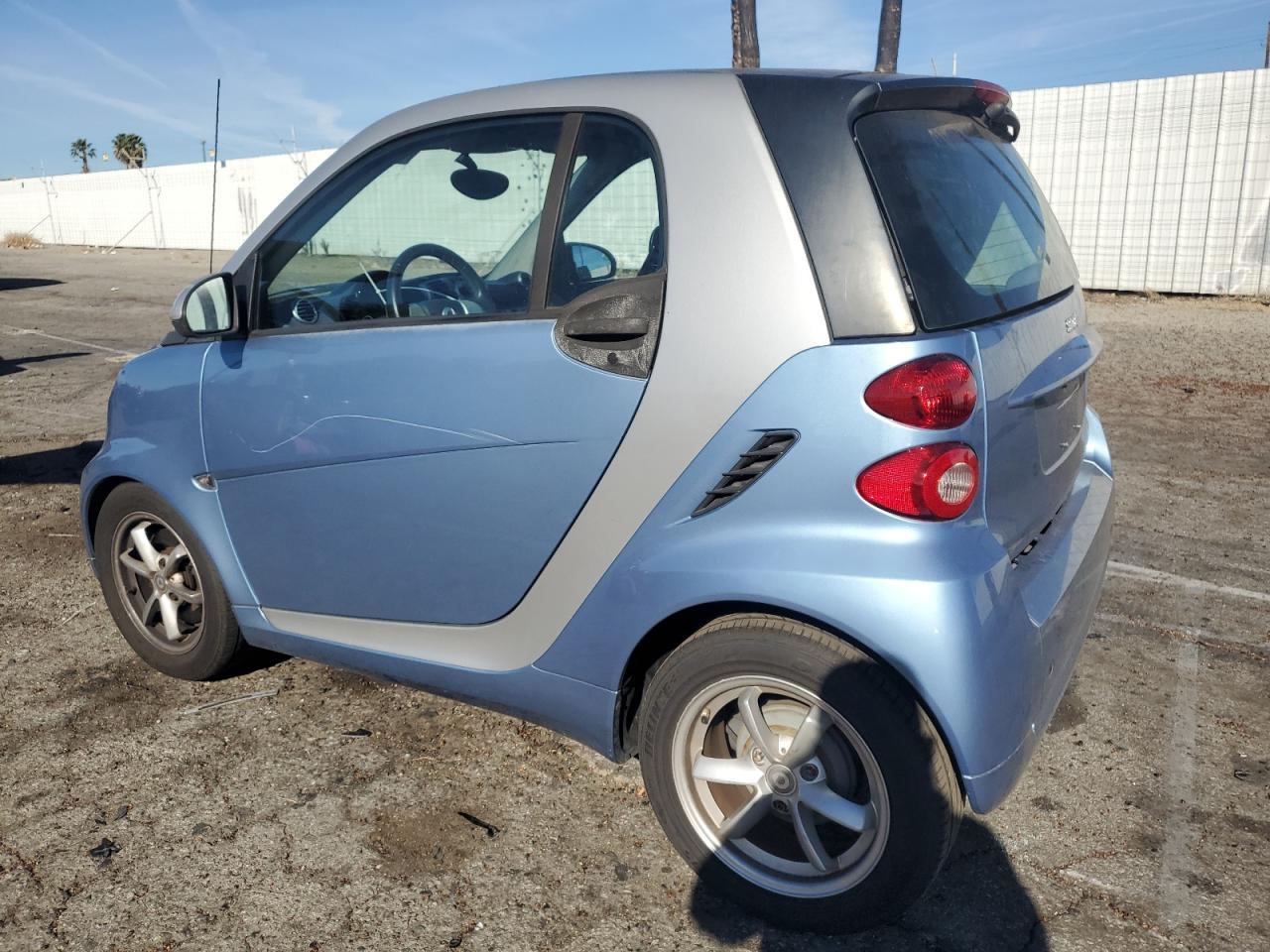Obraz 2 z 2011 SMART FORTWO PURE 2011 z VIN WMEEJ3BA1BK435788