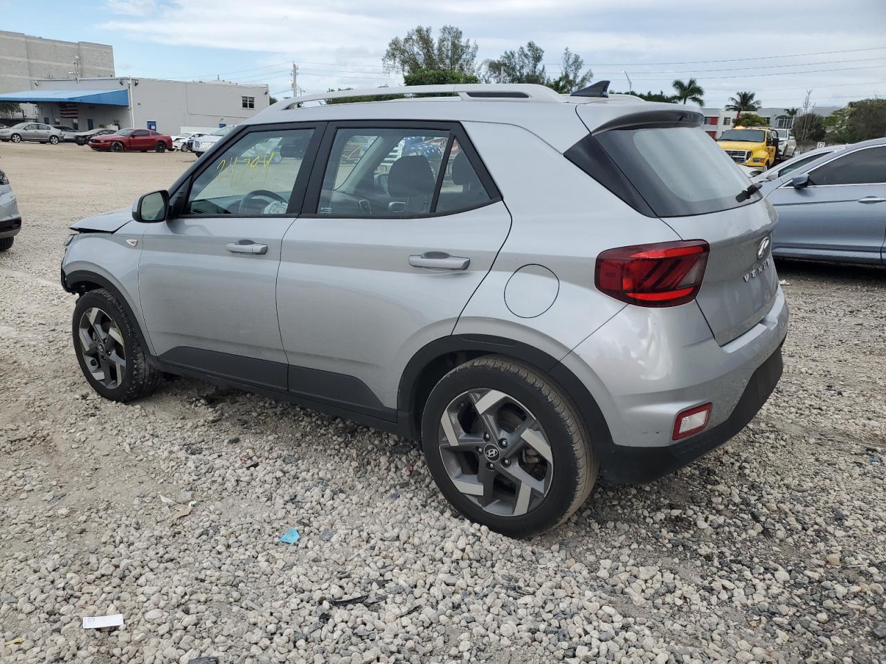 Image 2 of 2022 HYUNDAI VENUE SEL 2022 with VIN KMHRC8A38NU164338