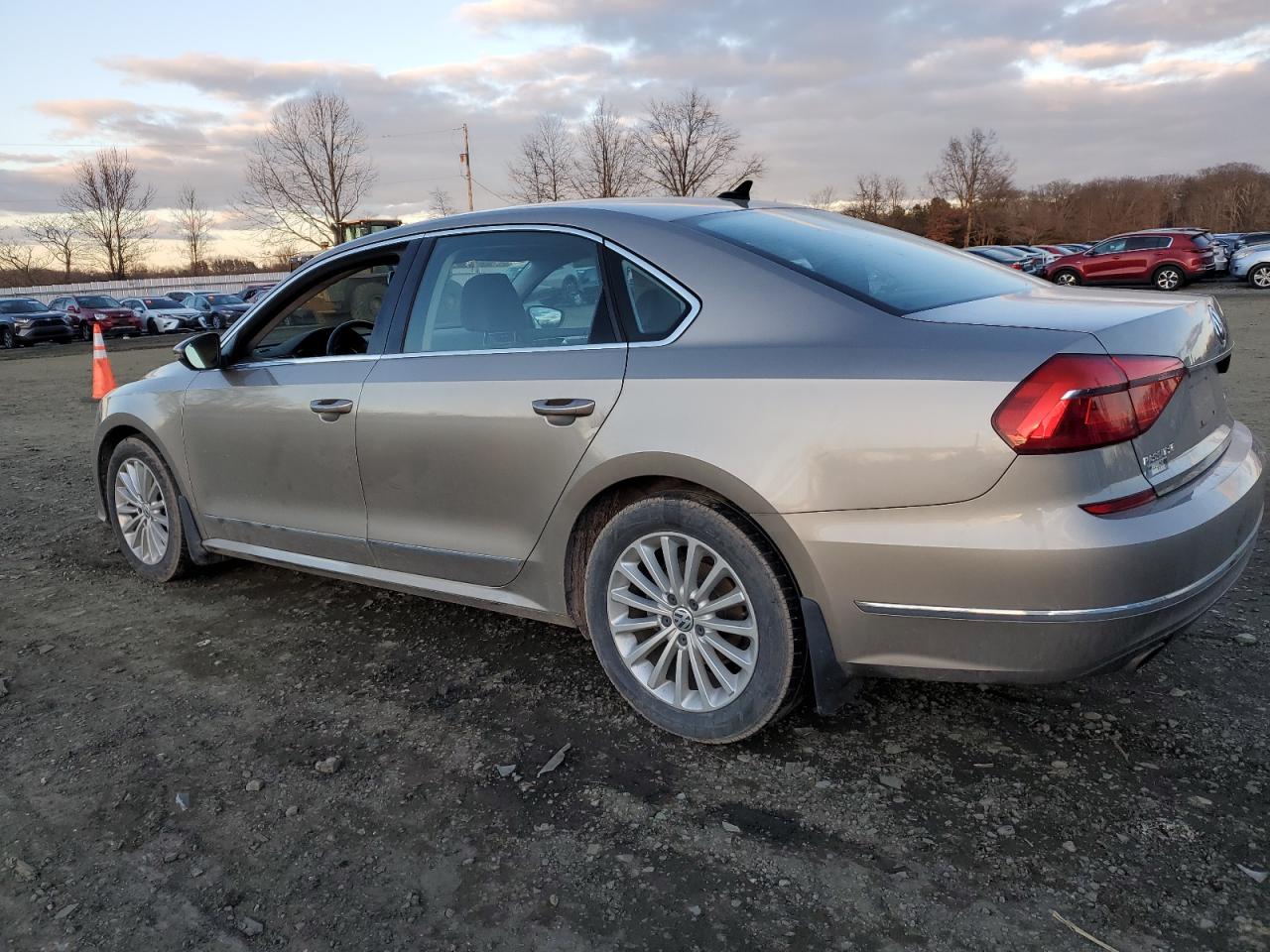Obraz 2 z 2016 VOLKSWAGEN PASSAT SE 2016 z VIN 1VWBT7A36GC052241