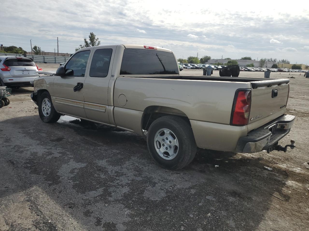 Image 2 of 2004 CHEVROLET SILVERADO C1500 2004 with VIN 2GCEC19T541207056