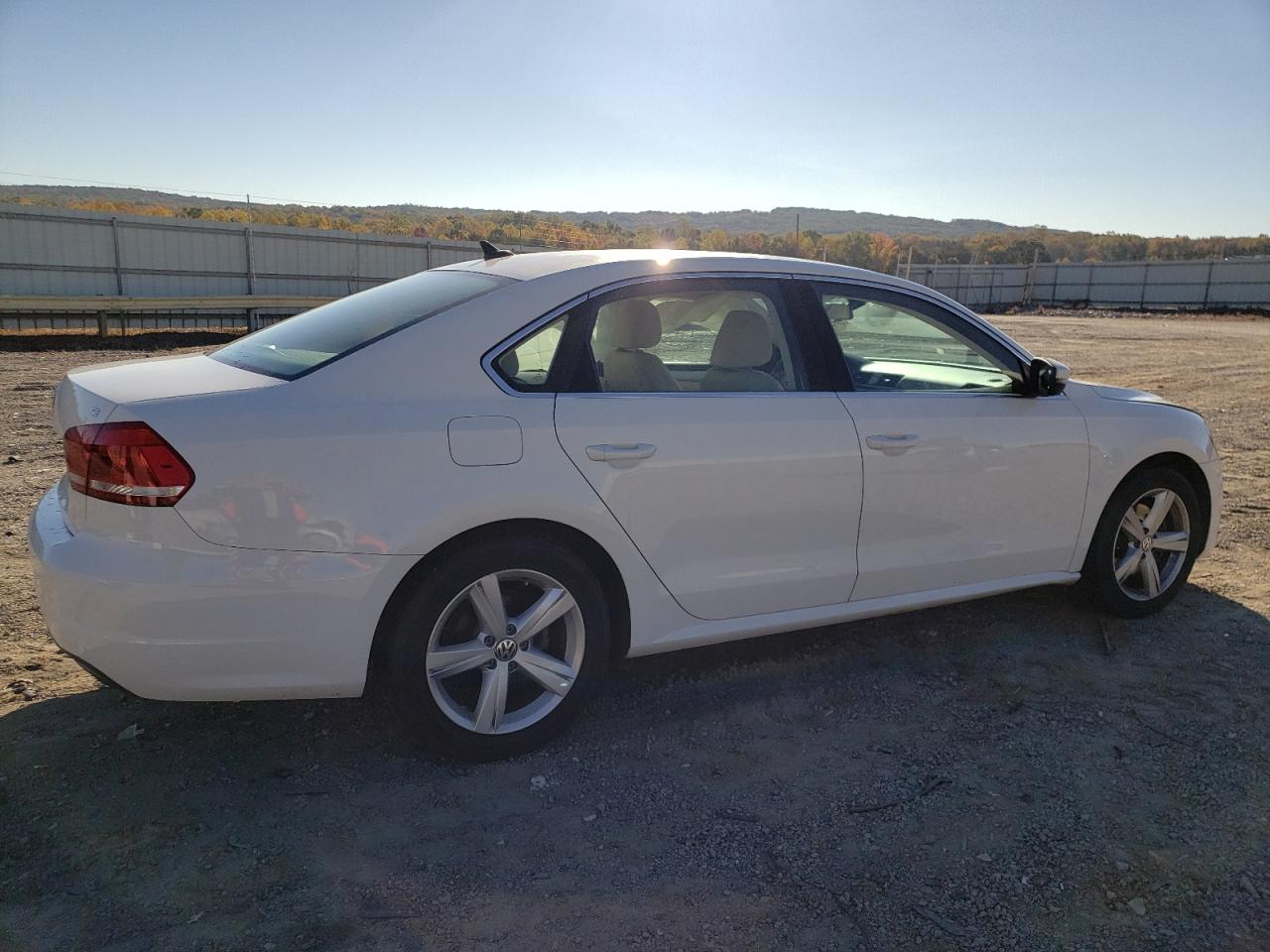 Изображение 3 2013 VOLKSWAGEN PASSAT SE 2013 с VIN 1VWBP7A38DC057621