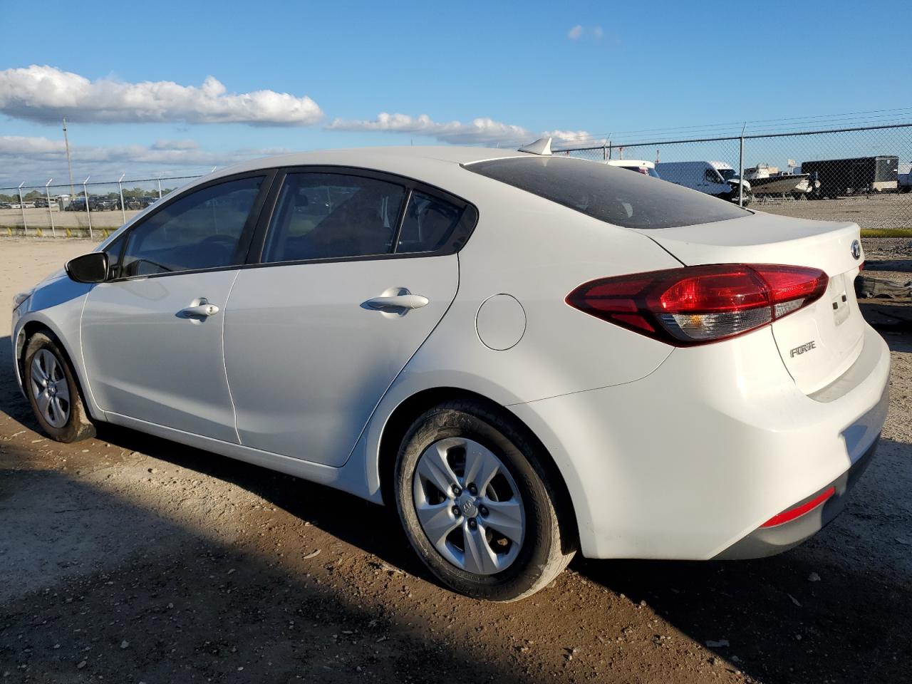 Изображение 2 2017 KIA FORTE LX 2017 с VIN 3KPFK4A7XHE125887