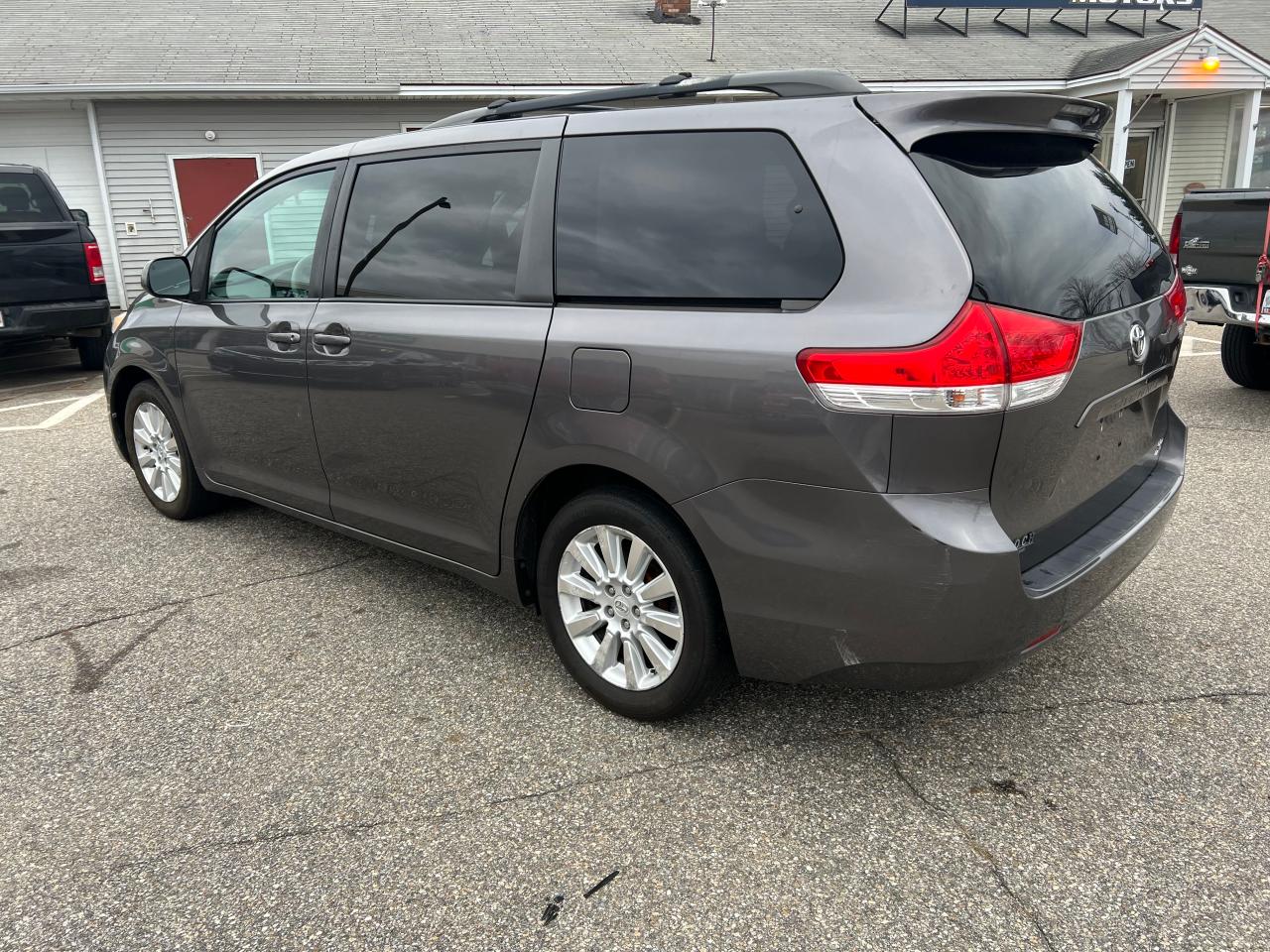 Image 3 of 2011 TOYOTA SIENNA LE 2011 with VIN 5TDJK3DC7BS019987