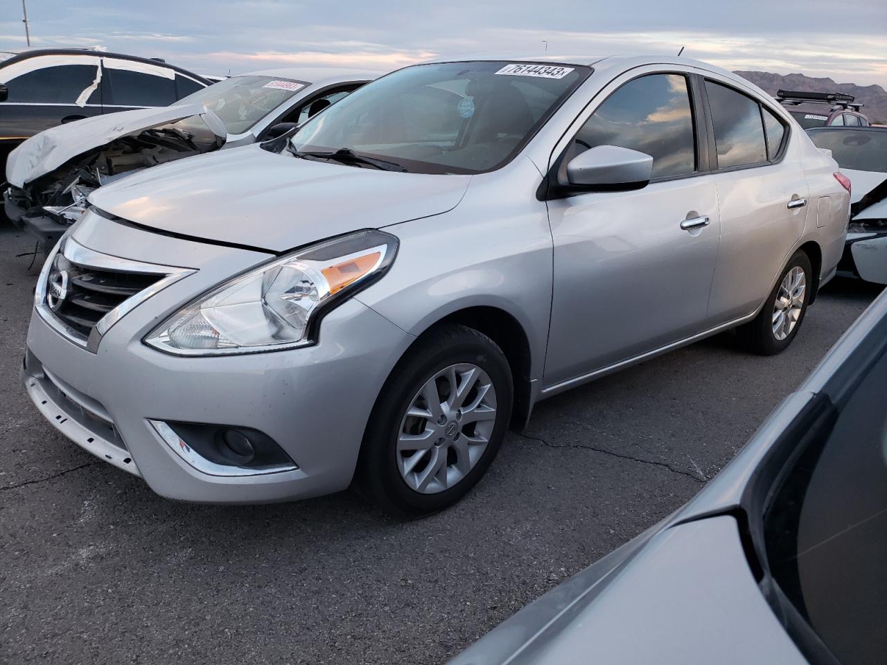 Obraz 1 z 2017 NISSAN VERSA S 2017 z VIN 3N1CN7AP7HL800590