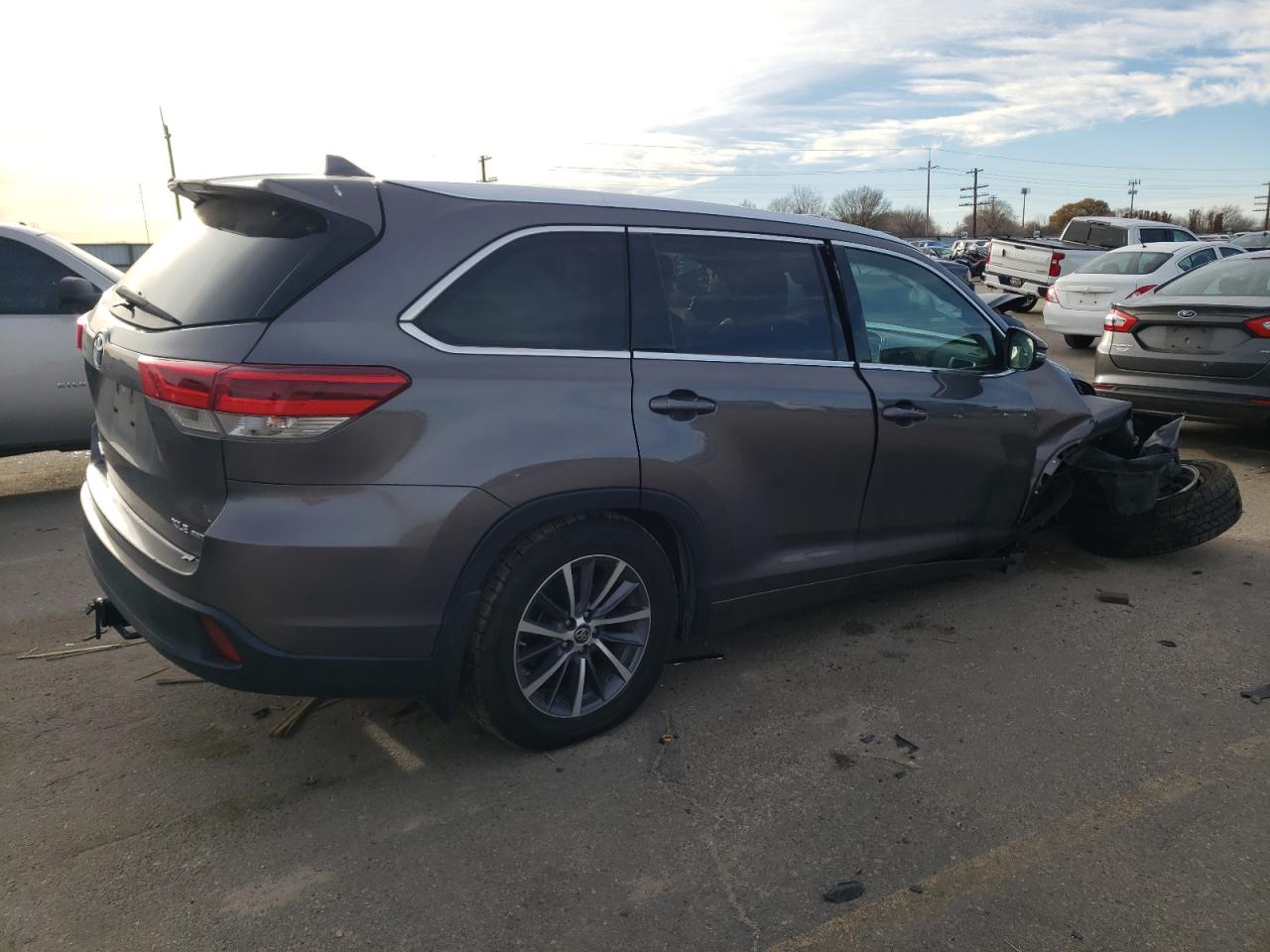 Image 3 of 2018 TOYOTA HIGHLANDER SE 2018 with VIN 5TDJZRFH2JS525684